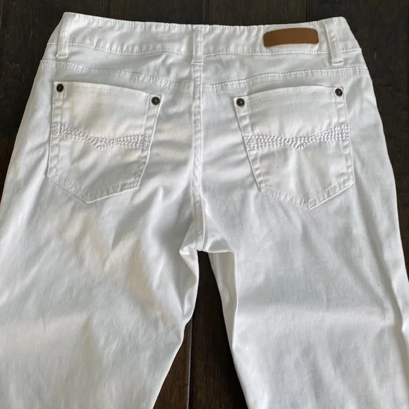 ❤️3/$30 WAM What About Me White Pants - Picture 4 of 8